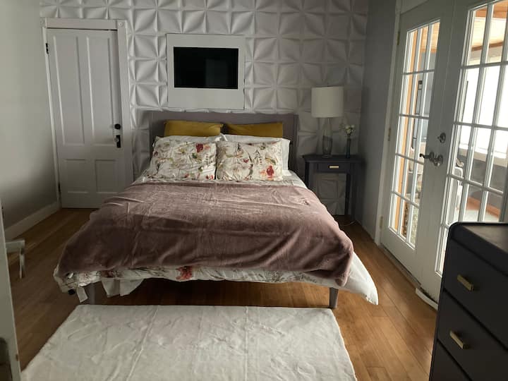 ორადგილიანი საწოლი პროპანის ბუხრითა და მზის ოთახით