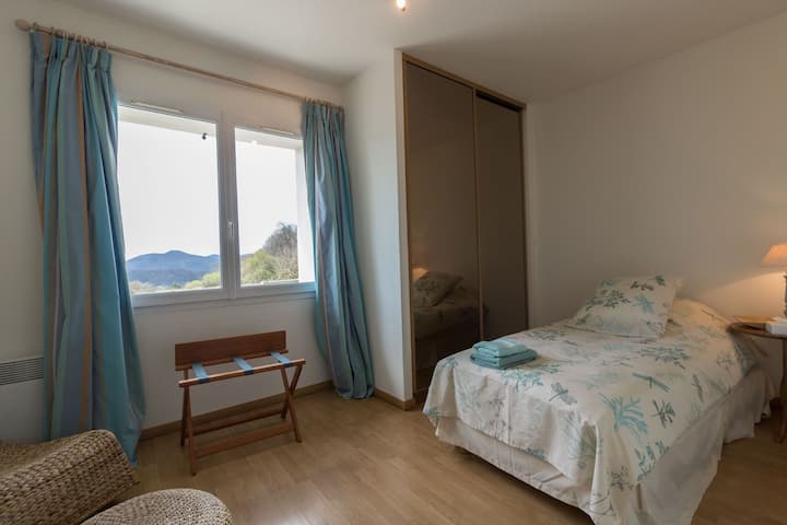 Une chambre individuelle avec vue sur les Pyrénées. Le miroir est un dressing qui se trouve dans chaque chambre.