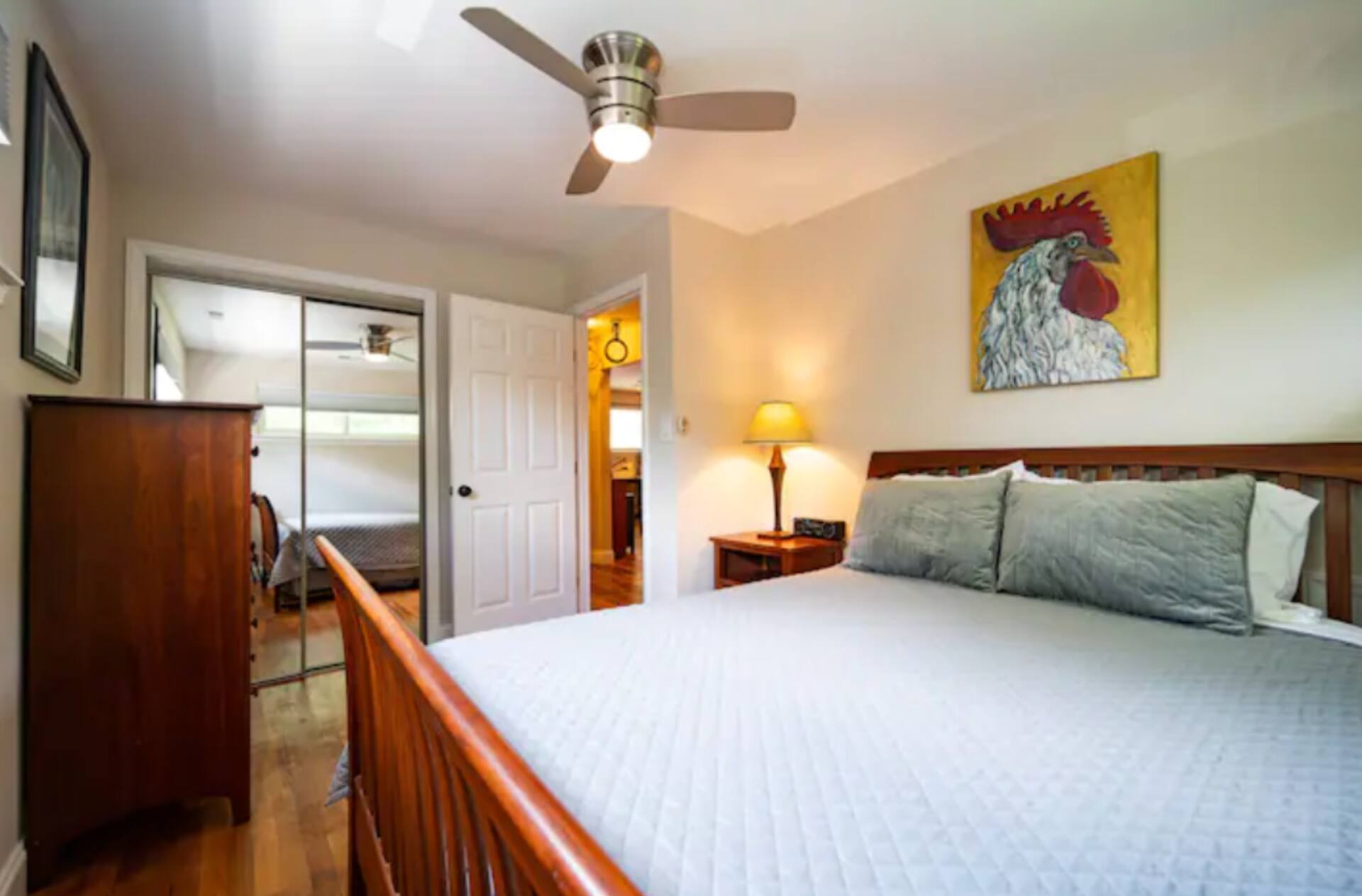 Sure Beats a Hotel -Walk to Duke/Dwntwn- King Bed — photo 3
