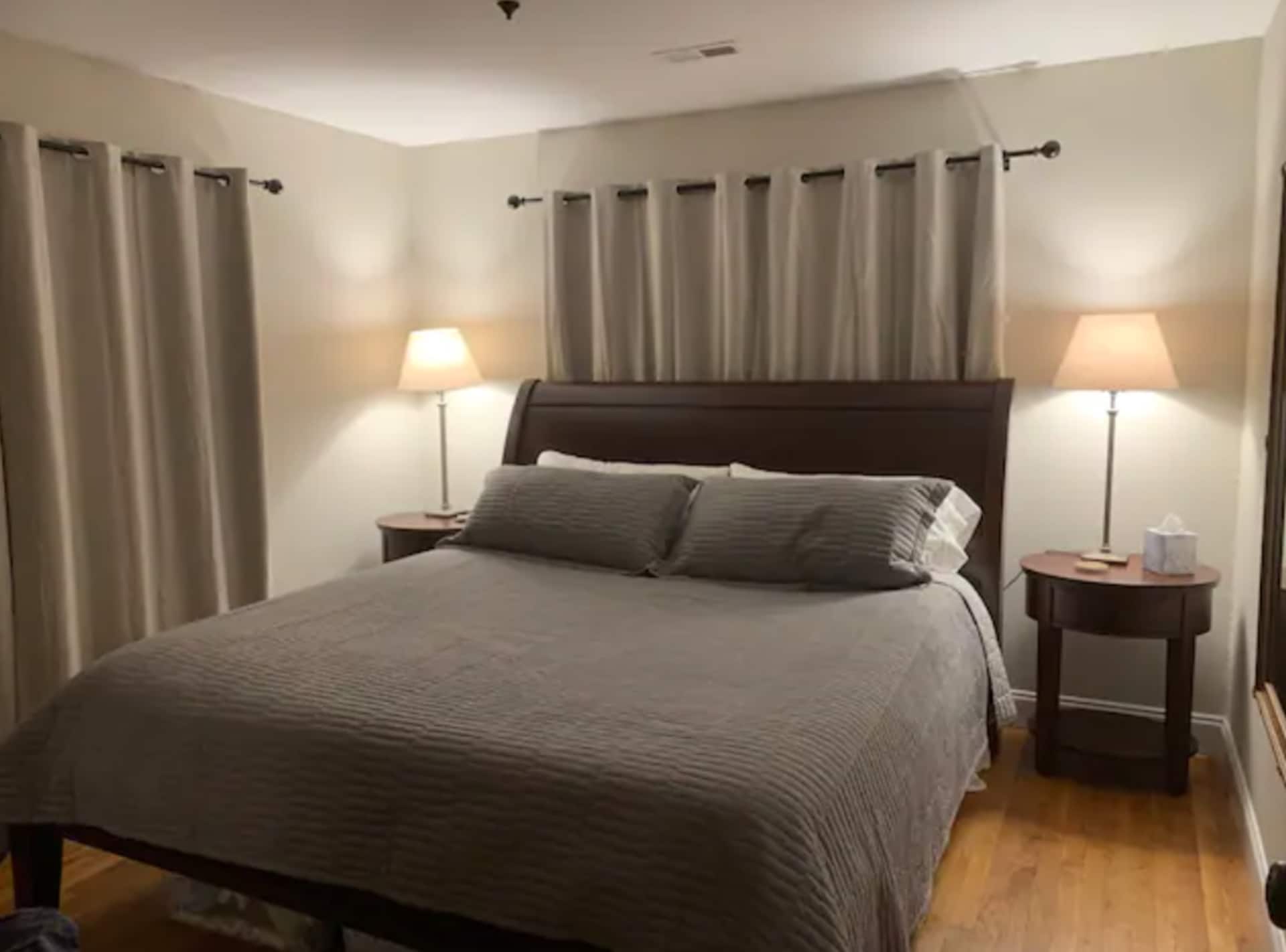 Sure Beats a Hotel -Walk to Duke/Dwntwn- King Bed — photo 2