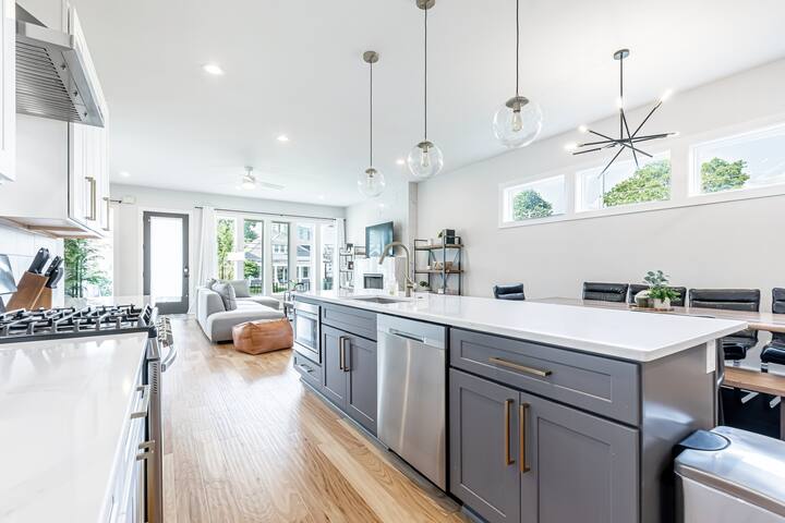 Skyline View | Walk to Broadway! gallery image 5