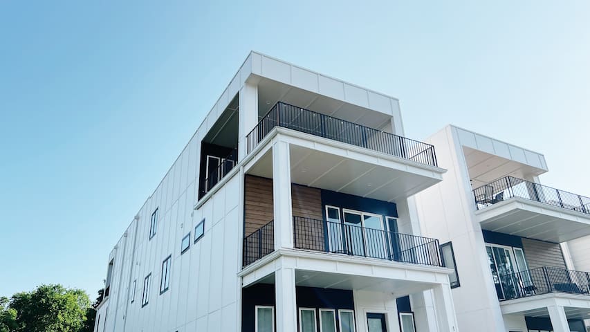 Skyline View | Walk to Broadway!