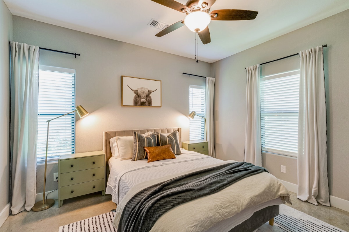 Dormitorio principal con cama tamaño queen