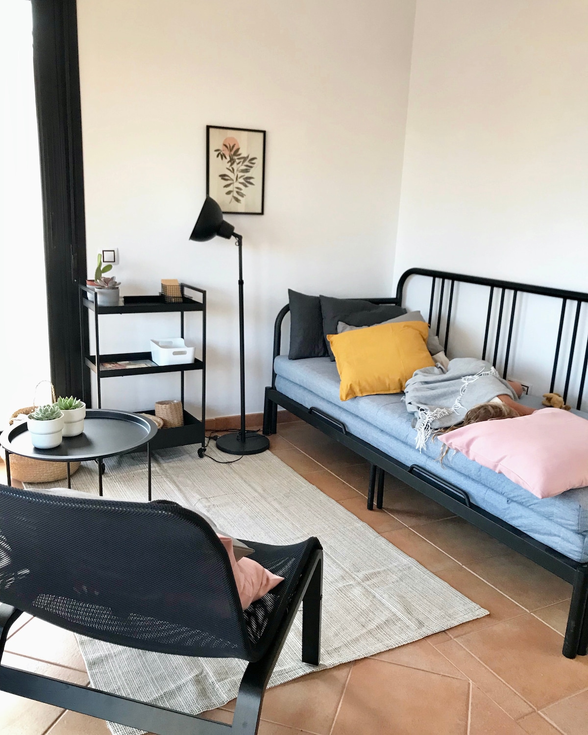 סלון עם ספה נפתחת מורחבת
סלון עם ספה נפתחת