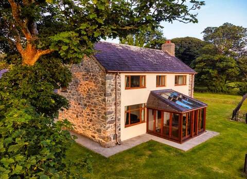 4 Bedroomed Farmhouse with hot tub. 5 beds.