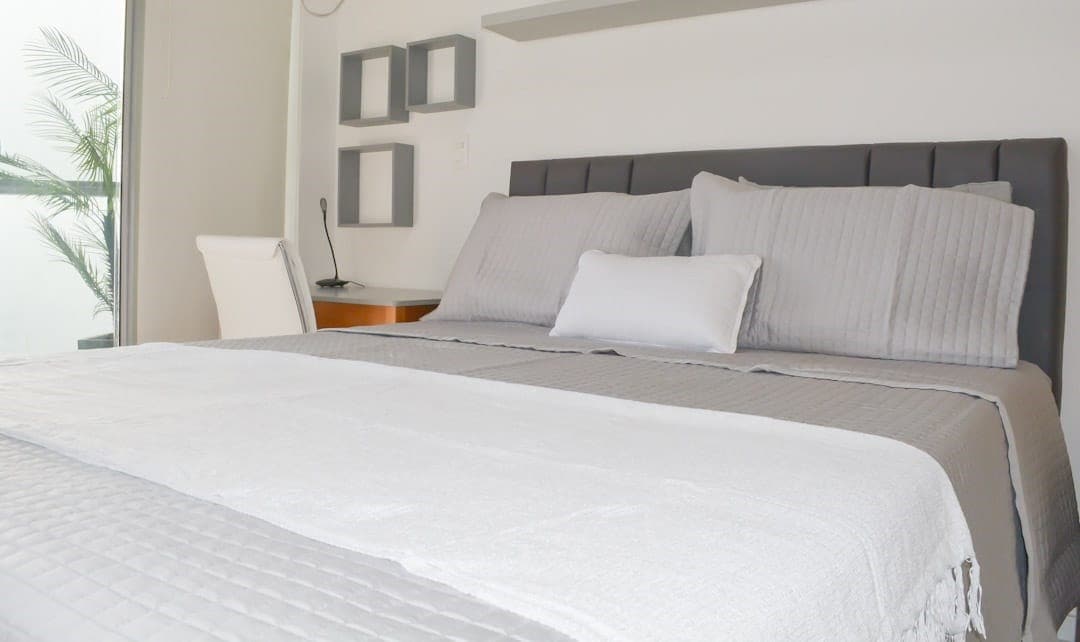 Spálňa s pracovným stolom. Veľká manželská posteľ. Pro-zdravý matrac. Všetko nové!