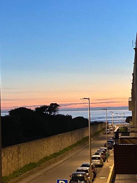 Lovely 2 bedroom apartment 100m from the beach