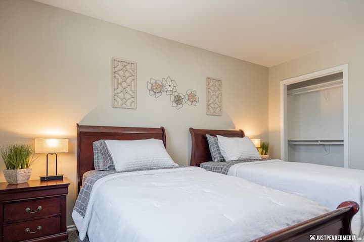 Dormitorio 2: dos camas individuales XL que también pueden convertirse en una cama tamaño king si lo prefieres.