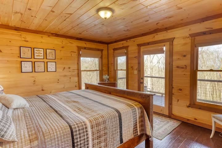 นี่เป็นห้องนอนแรกที่เข้าถึงได้จากห้องโถงห่างจากห้อง Great Room และห้องครัว วิวยามเช้าจากห้องนี้จะตายไปเมื่อพระอาทิตย์ขึ้นเหนือสันเขา!