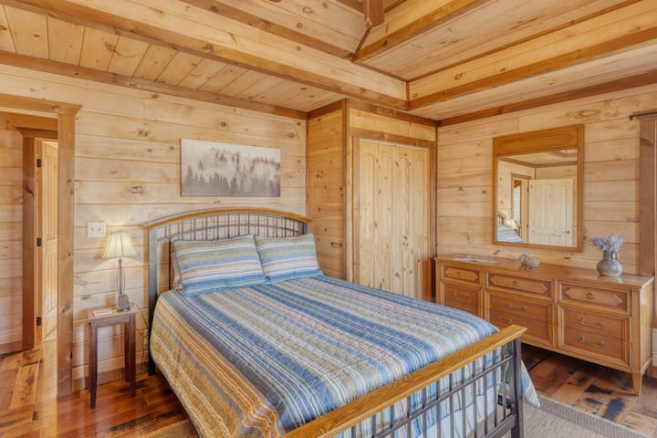 นี่คือห้องนอนที่ 2 จากโถงทางเดินไปทางขวาของบันไดจากห้องใต้หลังคา พัดลมเพดานระเบียงส่วนตัวพร้อมวิวหุบเขาที่น่าทึ่งและทะเลสาบเมื่อไม่มีใบไม้