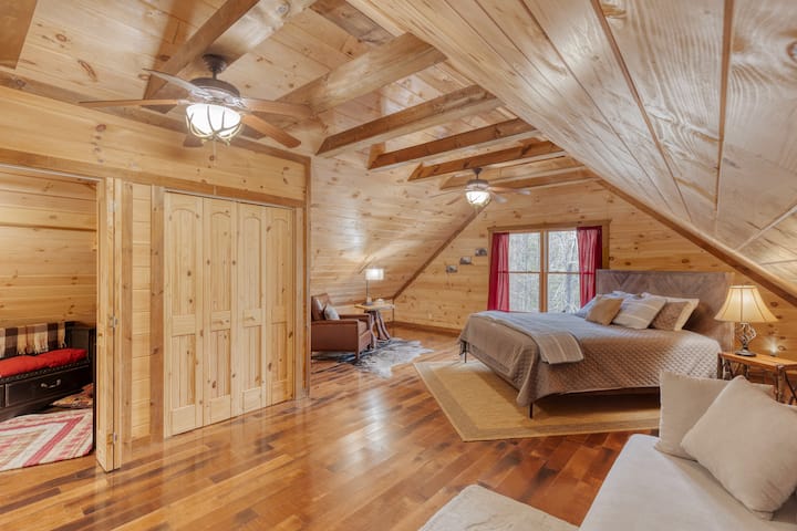 ตรงนี้อยู่สุดทางเดินชั้นบน เป็นห้องมาสเตอร์สวีทพร้อมเตียงคิงไซส์เครื่องหนังเอนหลังเลานจ์และพื้นที่น่ารักๆที่จัดไว้ให้เด็กๆได้สังสรรค์ ระบายสีหนังสืออ่านหนังสือของเล่นและที่หลบซ่อนสนุกๆ 