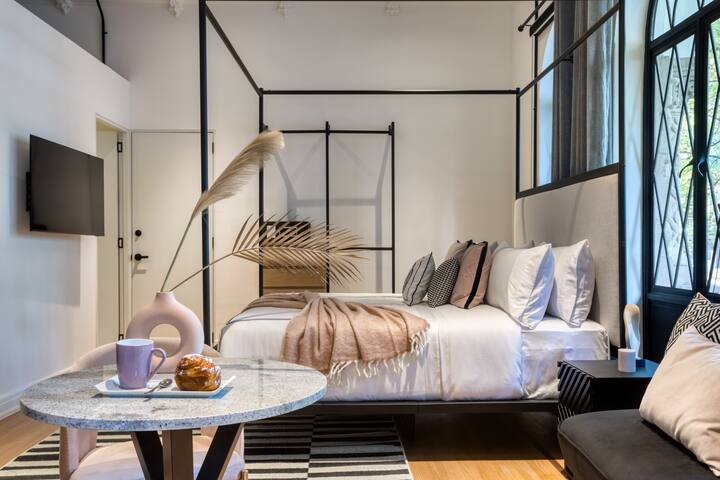 Bar+Gym & Lounge | Daily Hskp | Deluxe Suites gallery image 3