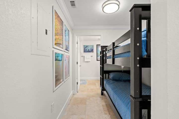 Dhoma e marinarit është gjithmonë një plus dhe përfshin hapësirë për fëmijët që të flenë, të luajnë dhe të eksplorojnë.  Temat Nemo dhe Dory janë në të gjithë.