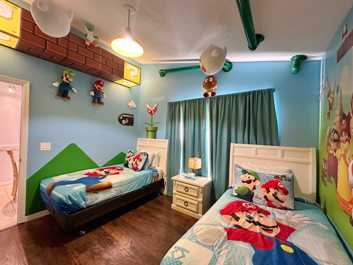 เข้าสู่อาณาจักรมุชรูม: ผนังสีฟ้าสกายบลูและท่อสีเขียวเป็นจุดเด่นของเตียงแฝดพร้อมผ้านวมมาริโอและลุยจิ ภาพวาดบนผนังที่มีชีวิตชีวาทำให้โบว์เซอร์ โยชิ และเพื่อนๆ มีชีวิตขึ้นมา ขณะที่เพดานลายบล็อกและโคมไฟที่เปิดใช้งานช่วยเติมพลังให้กับการผจญภัยที่ไม่มีที่สิ้นสุด