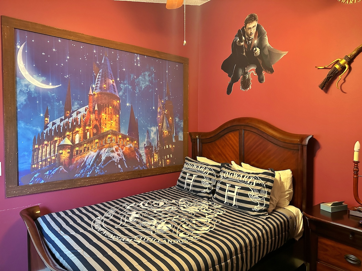เข้าสู่สถานที่ศักดิ์สิทธิ์ของฮอกวอตส์: ผนังสีแดงเข้มที่เต็มไปด้วยภาพตัดกระดาษขนาดเท่าตัวจริงของรอน เฮอร์ไมโอนี่ และแฮร์รี่ ขณะที่ไม้กายสิทธิ์ลอยอยู่และป้ายชานชาลา 9¾ ลอยอยู่เหนือเตียงสไตล์รถเลื่อน ทุกคืนจะกลายเป็นการผจญภัยที่น่าหลงใหล!                     