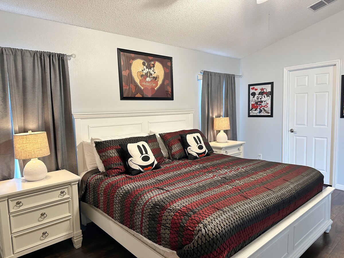 ผ่อนคลายในพาราไดซ์ปาล์มวิลล่าของออร์แลนโด: ลอยตัวไปใต้เพดานโค้งในห้องสวีทใหญ่ธีมมิกกี้ ที่ซึ่งงานศิลปะแปลกตา พื้นไม้เนื้อแข็งหรูหรา และเตียงนอนสบายมาพร้อมกับความสะดวกสบายทันสมัย - การเข้าพักในฝันของคุณห่างจากความมหัศจรรย์ของดิสนีย์เพียงไม่กี่นาที!         