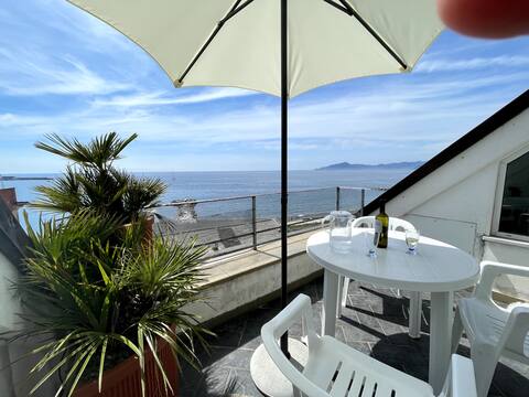 Penthouse, Breathtaking view with terrace on the beach.