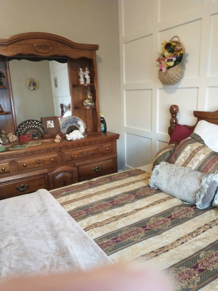 Spálňa pre hostí 1, menšia manželská posteľ - takmer tam.