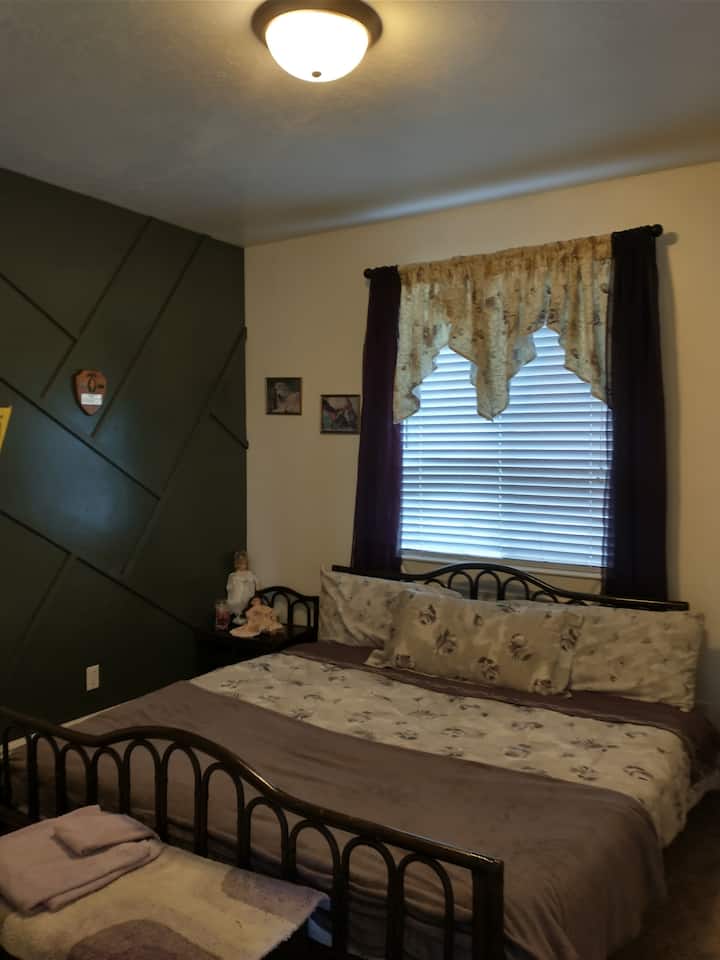 Spálňa pre hostí 2 s nemeckou manželskou posteľou King.