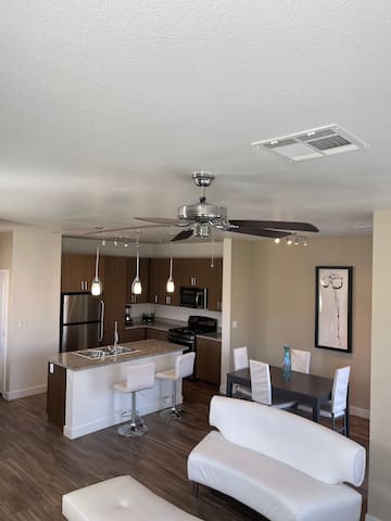 Luxurious 2Bd/2.5 Bath Close to Strip & Airport! gallery image 3