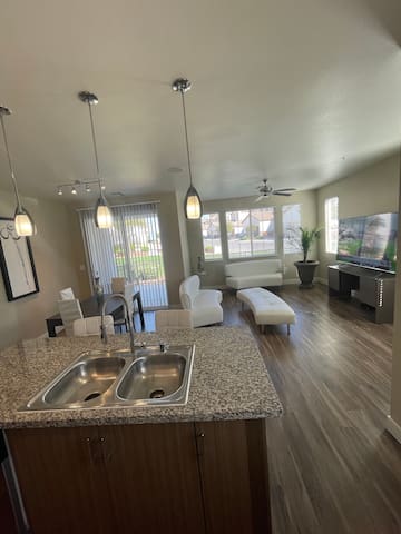 Luxurious 2Bd/2.5 Bath Close to Strip & Airport!