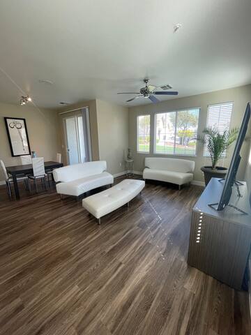 Luxurious 2Bd/2.5 Bath Close to Strip & Airport! gallery image 4