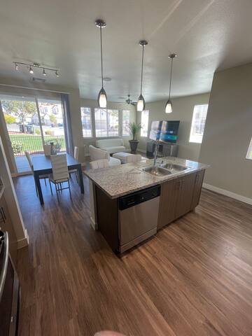 Luxurious 2Bd/2.5 Bath Close to Strip & Airport! gallery image 2