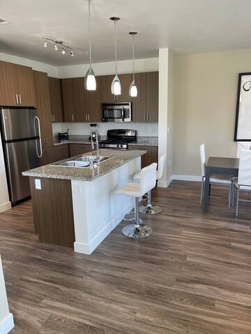 Luxurious 2Bd/2.5 Bath Close to Strip & Airport! gallery image 5