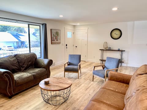 Newly remodeled bright and airy 6 bedroom home