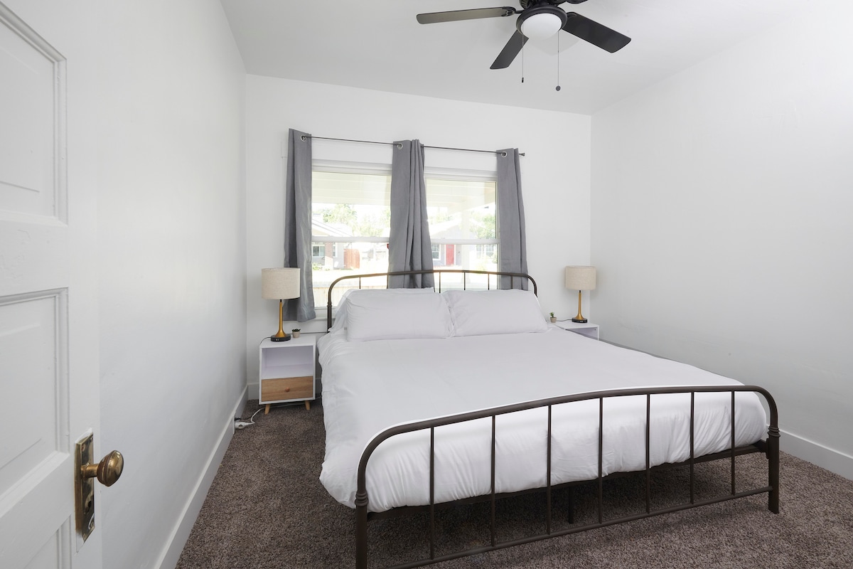 Საძინებელი 2 - საწოლი დიდი ხნით საოფისე სივრცით