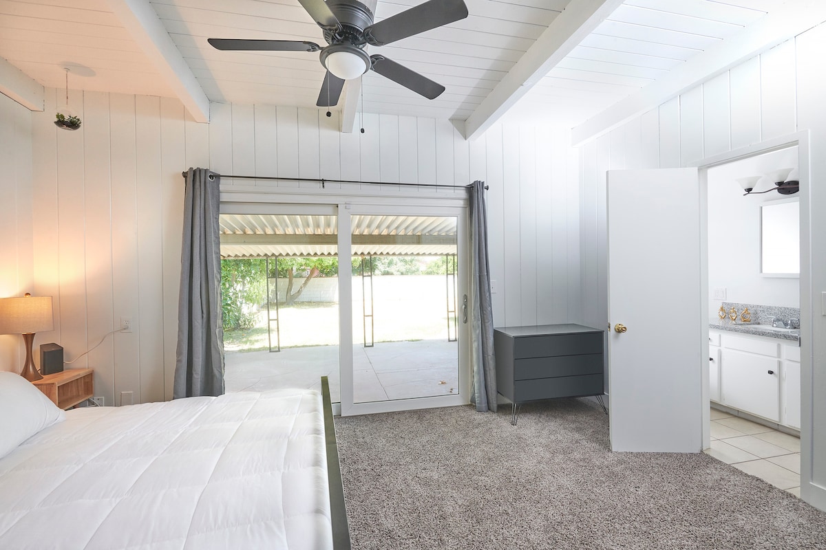 Საძინებელი 1 - დიდი საწოლი, აბაზანა-ტუალეტი და გარე ხედი.