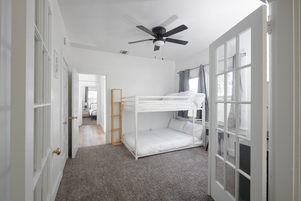 Საძინებელი 3 ‑ 2 ორადგილიანი საწოლი ბავშვებისთვის განკუთვნილი შესანიშნავი სივრცით.