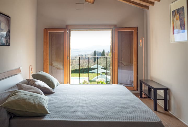 Room 2 - window with pool view and countryside towards San Gimignano


Bedroom 2 - panoramic view  to swimming pool and countryside towards San Gimignano