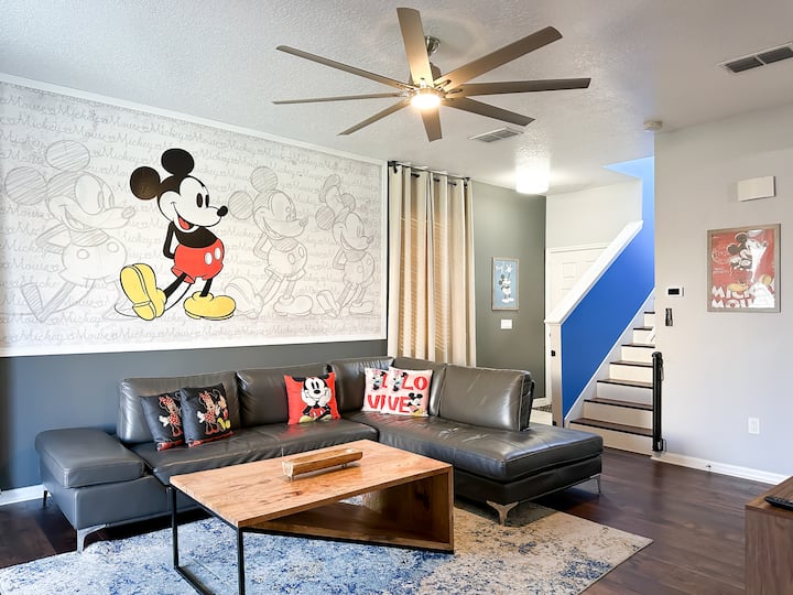 Katika eneo hili la dhana lililo wazi utapata jiko, sebule na eneo la kula. Jiko letu lina vifaa vyote. Sebuleni utaona televisheni, kitanda cha sofa na feni ya dari. Na pia kuna eneo la kula lenye meza na viti.       