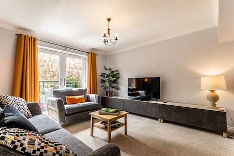 Stylish townhouse by the Quay with parking