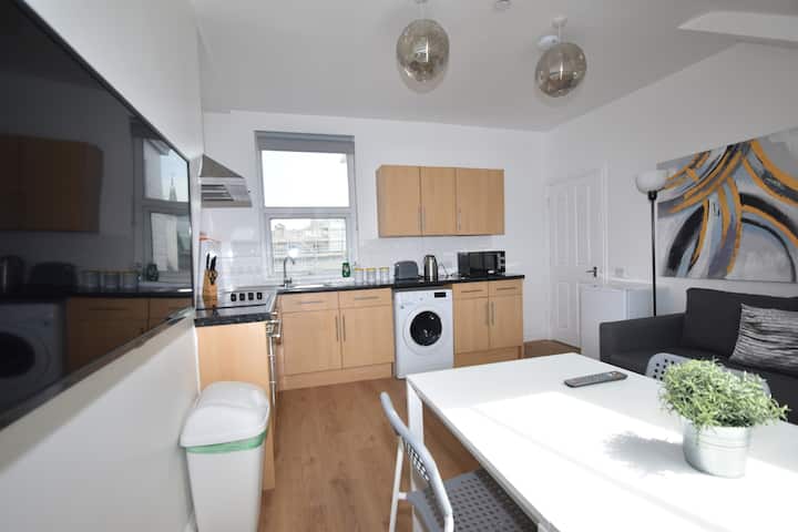 Hen & Stag Pad With Inside Hot Tub & Party Room - Cardiff