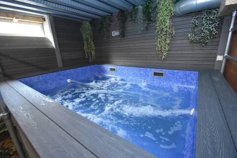 Hen & Stag pad with inside hot tub & party room