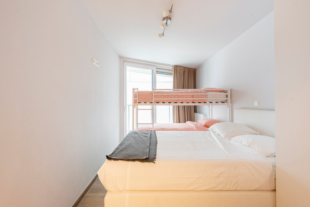 Spavaća soba može primiti 4 osobe. Bračni krevet u kombinaciji s krevetom na kat. Spavaća soba ima privatnu terasu sa stražnje strane. Bez ulične buke!