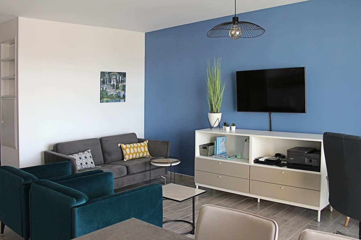 Successful Airbnb property: ESPRIT MADRAGUE – Parking/Terrace in Marseille 8e Arrondissement