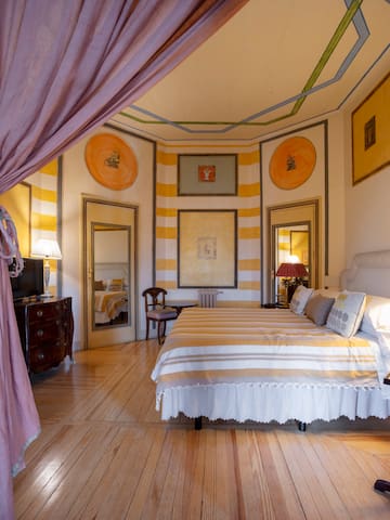 Aristocratic Mediterranean w. Royal Palace Views gallery image 2