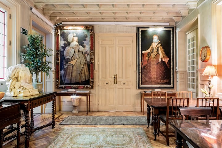 Aristocratic Mediterranean w. Royal Palace Views gallery image 5