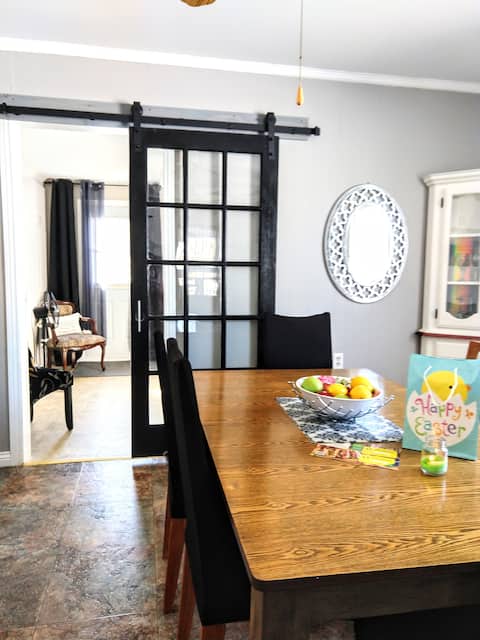 Seaside 4 Bedroom Downtown Duplex Farmhouse