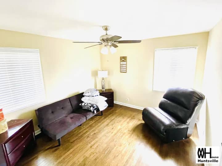 Spavaća soba 2 je soba koja se može koristiti kao radna soba ili za spavanje dodatnih gostiju. Odmorite se u mirnoj noći ili se udobno smjestite i pročitajte svoju omiljenu knjigu u ovoj fleksibilnoj sobi!