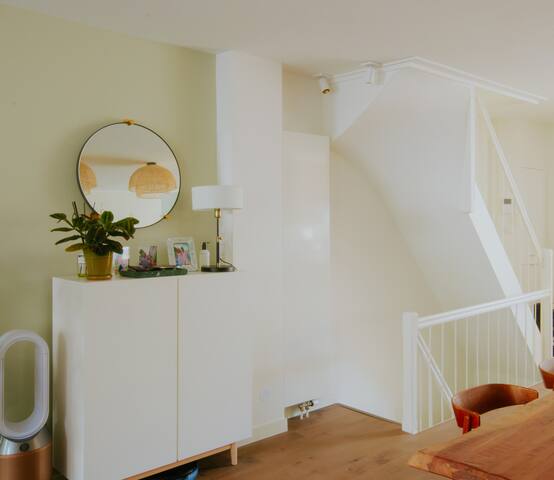 Chic 2-bedroom apartment in the heart of Amsterdam gallery image 3