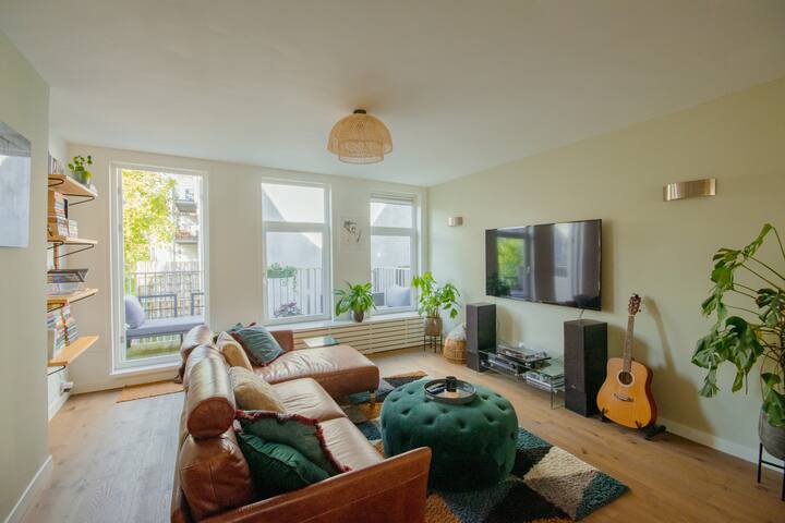 Chic 2-bedroom apartment in the heart of Amsterdam gallery image 2