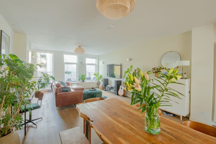 Chic 2-bedroom apartment in the heart of Amsterdam
