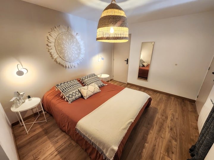 The bedroom with its en-suite bathroom and 160x200 bed.