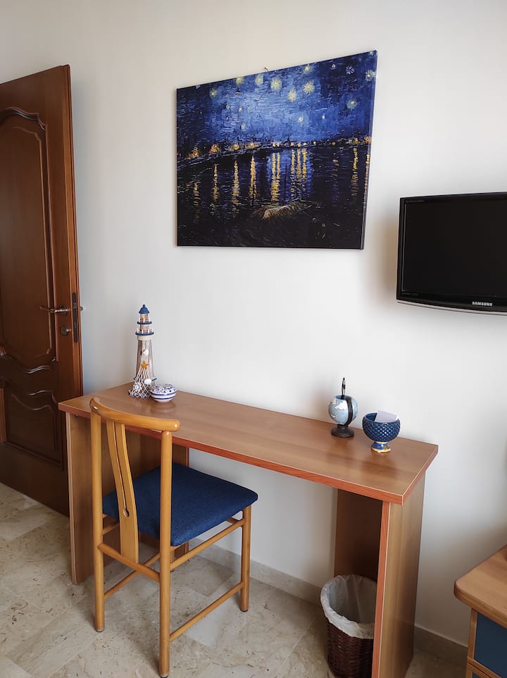 Single room with desk, TV and Wi-Fi