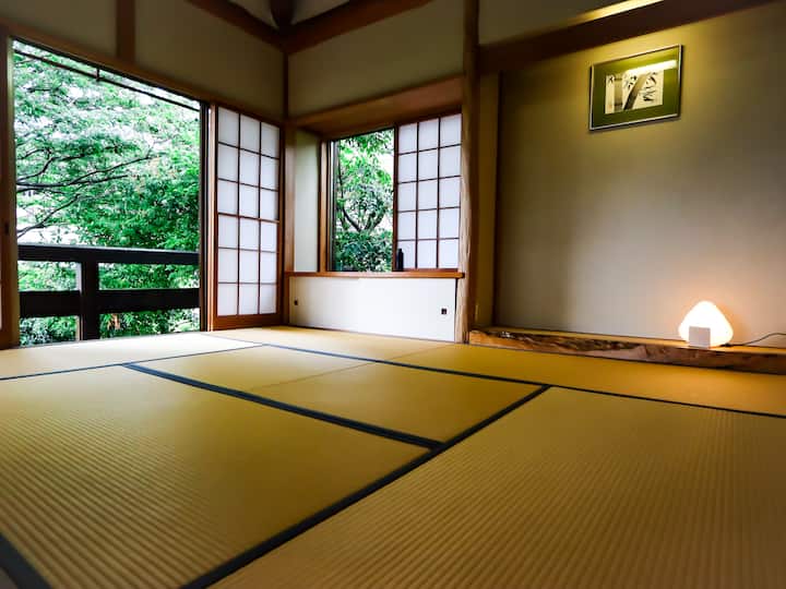 Mientras sientes el aroma del tatami...