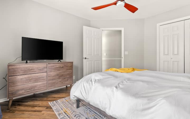 Chambre confortable avec une télévision à écran plat, parfaite pour se détendre la nuit.